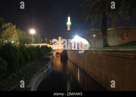 07.11.2022. Sanlurfa. Türkei. Balikligol Fluss in der Nacht. Langzeitaufnahme des Balikligol-Bereichs. Stockfoto