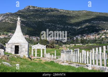 Blick von den Denkmälern, die das Stadion umgeben, auf Ancient Messene, in Richtung des modernen Dorfes Mavromati im Hintergrund, , Peloponnes, Stockfoto