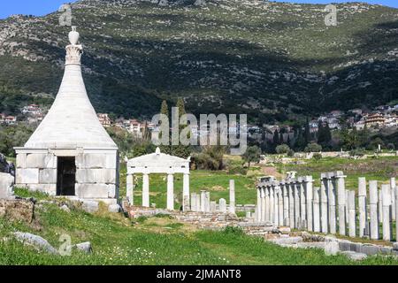 Blick von den Denkmälern, die das Stadion umgeben, auf Ancient Messene, in Richtung des modernen Dorfes Mavromati im Hintergrund, , Peloponnes, Stockfoto