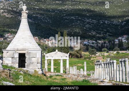 Blick von den Denkmälern, die das Stadion umgeben, auf Ancient Messene, in Richtung des modernen Dorfes Mavromati im Hintergrund, , Peloponnes, Stockfoto