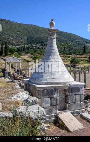 Blick von den Denkmälern, die das Stadion umgeben, auf Ancient Messene, in Richtung des modernen Dorfes Mavromati im Hintergrund, , Peloponnes, Stockfoto