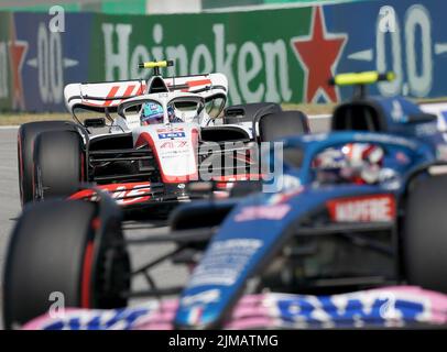 21.05.2022, Circuit de Catalunya, Barcelona, F1 Pirelli Grand Prix von Spanien 2022 , im Bild Mick Schumacher (DEU), Haas F1 Team, Esteban Ocon (FRA) Stockfoto