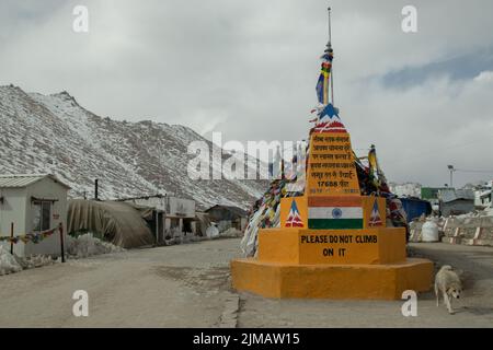 Changla Pass, Indien 09. April 2022 - Indische Flagge Auf Schild Am Changla Pass In Ladakh Leh Stadt Indien, Ist Die Zweithöchste Bergstraße In Stockfoto