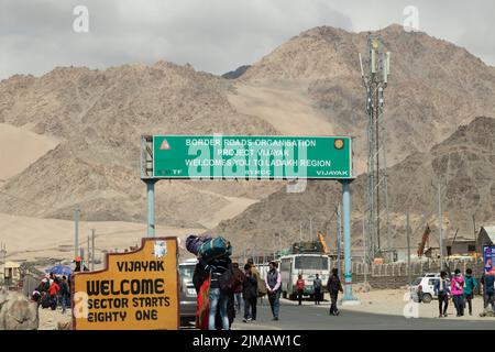 Flughafen Leh, Ladakh, Indien 10. April 2022 - Willkommen Auf Der Ladakh-Schildertafel Der Border Road Organization Am Flughafen Kushok Bakula Rimpochee. Himalaya Stockfoto