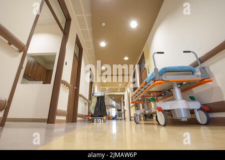 Krankenhaus Flur Wurf Bed Stockfoto