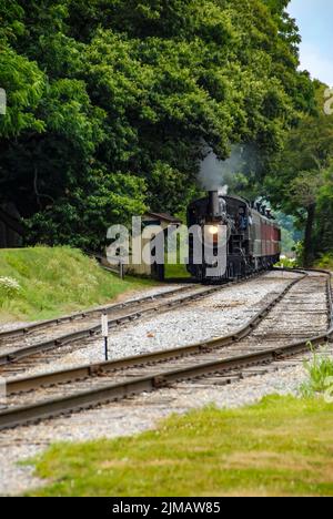 Dampflokomotive mit Passagierzug, der in die Station fährt, Teil 1 Stockfoto