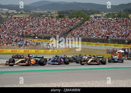 22.05.2022, Circuit de Catalunya, Barcelona, F1 Pirelli Grand Prix von Spanien 2022 , im Bild Daniel Ricciardo (AUS), McLaren F1 Team, Esteban Ocon ( Stockfoto