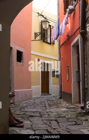 Beispiel einer engen, malerischen Straße im historischen Zentrum von Piran. Slowenien. Stockfoto