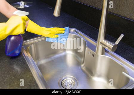 Tolles Konzept der häuslichen Reinigung, Frau Reinigung der Spüle Stockfoto
