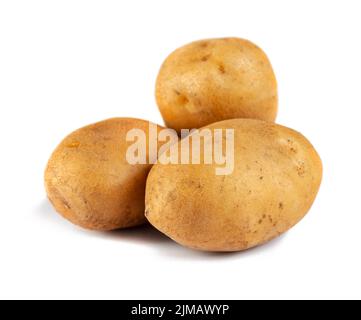 Drei Potatos isoliert auf weißem Hintergrund, Wurzelgemüse. Essen Stockfoto