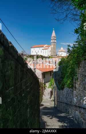 Schöne Stadt Piran mit St. George Kirche an einem warmen, sonnigen ostertag gegen tiefblauen Himmel. Stockfoto