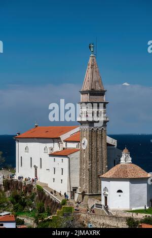 Schöne Stadt Piran mit St. George Kirche an einem warmen, sonnigen ostertag gegen tiefblauen Himmel. Stockfoto