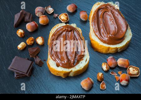 Zwei Brotscheiben mit Schokolade-Haselnuss-Aufstrich Stockfoto