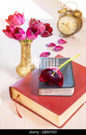 Bibel und alte Gold Wecker auf Holz Tisch Stockfoto