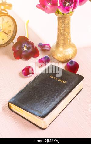 Bibel und alte Gold Wecker auf Holz Tisch Stockfoto