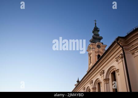 Bild des ikonischen Uhrturms der serbischen orthodoxen Kirche von Crepaja, in Serbien, aufgenommen während eines kalten Sonnenuntergangs im Winter. Crepaja ist ein Dorf in Serben Stockfoto