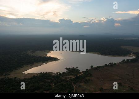 See und Regenwald bei Sonnenuntergang. Nationalpark in Sri Lanka. Stockfoto