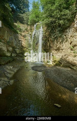 Leghvtakhevi Wasserfall und die natürliche Quelle in Abanotubani Bezirk, Altstadt Tiflis, Georgien Tageslichtblick Stockfoto