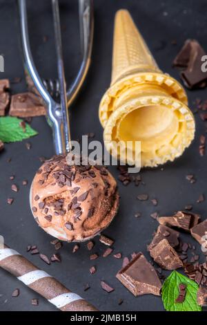 Schokoladeneis in Schaufel mit Kegel Stockfoto