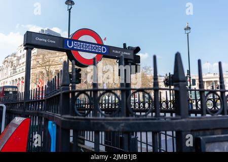 Der Trafalgar Square Eingang zur Charing Cross U-Bahnstation bei Tageslicht Stockfoto