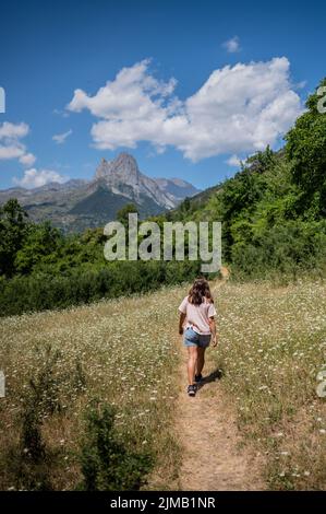 Caucaisan Frau Wanderungen in der Umgebung von Sallent de Gallego, Huesca, Spanien Stockfoto