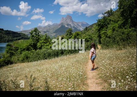 Caucaisan Frau Wanderungen in der Umgebung von Sallent de Gallego, Huesca, Spanien Stockfoto