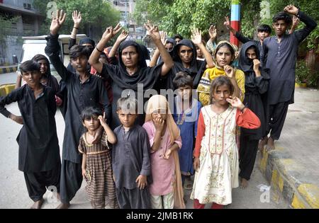 Bewohner der Latifabad-Einheit 10 veranstalten am Freitag, den 05. August 2022, im Hyderabad-Presseclub eine Protestdemonstration gegen die hohe Handlbarkeit der Polizei. Stockfoto