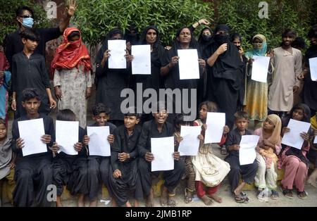 Bewohner der Latifabad-Einheit 10 veranstalten am Freitag, den 05. August 2022, im Hyderabad-Presseclub eine Protestdemonstration gegen die hohe Handlbarkeit der Polizei. Stockfoto