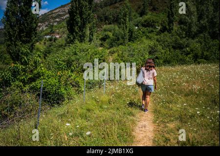 Caucaisan Frau Wanderungen in der Umgebung von Sallent de Gallego, Huesca, Spanien Stockfoto