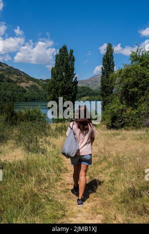 Caucaisan Frau Wanderungen in der Umgebung von Sallent de Gallego, Huesca, Spanien Stockfoto