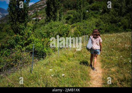 Caucaisan Frau Wanderungen in der Umgebung von Sallent de Gallego, Huesca, Spanien Stockfoto