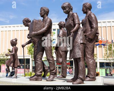 Covid-Gedenkskulptur Reverence von Graham Ibbeson mit Gedichten von Ian McMillan auf dem Glass Work Square Barmsley South Yorkshire England GB Stockfoto