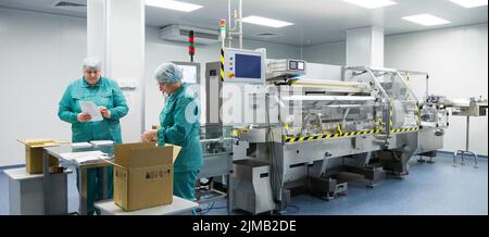 Pharmazeutischen Fabrik Arbeiter in steriler Umgebung Stockfoto