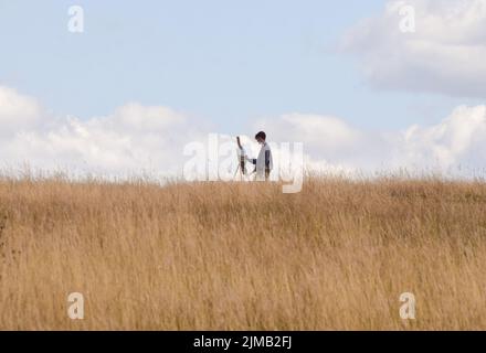 London, Großbritannien. 5.. August 2022. Ein Künstler malt die Landschaft in Hampstead Heath, während sich heiße Wetter- und Dürrebedingungen, die durch den Klimawandel verursacht werden, in London fortsetzen. Kredit: Vuk Valcic/Alamy Live Nachrichten Stockfoto