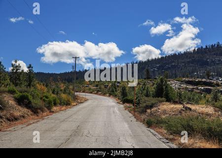 Gepflasterte Landstraße führt durch Berge auf der California-Seite der Sierra Nevada. Stockfoto