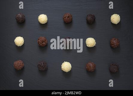 Ausgefallene Schokoladentrüffel bereit, auf Schwarz zu essen Stockfoto