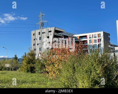 Die Fassade eines neuen modernen Gebäudes in Nyon vor einem blauen Himmel an einem sonnigen Tag Stockfoto