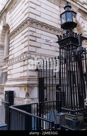 Eine vertikale Aufnahme eines Straßenschildes an der Ecke der Downing Street, der Heimat des britischen Premierministers Stockfoto