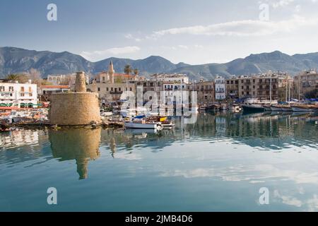 Alter Hafen von Kyrenia, Zypern, mit dem alten Leuchtturm in Sicht Stockfoto