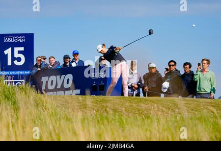 Gullane, Schottland, Großbritannien. 5.. August 2022. Zweite Runde der AIG Women’s Open Golf Championship in Muirfield in East Lothian. Bild; Hinako Shibuno fährt an der 15.-Loch-Bohrung. Iain Masterton/Alamy Live News Stockfoto