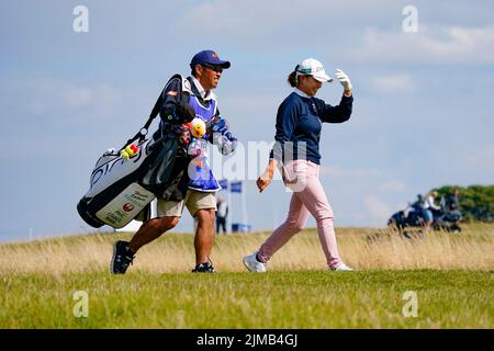 Gullane, Schottland, Großbritannien. 5.. August 2022. Zweite Runde der AIG Women’s Open Golf Championship in Muirfield in East Lothian. Bild; Hinako Shibuno und Caddie auf 15. Loch. Iain Masterton/Alamy Live News Stockfoto