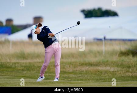 Gullane, Schottland, Großbritannien. 5.. August 2022. Zweite Runde der AIG Women’s Open Golf Championship in Muirfield in East Lothian. Bild; Hinako Shibuno spielt Annäherung an 15. Loch. Iain Masterton/Alamy Live News Stockfoto