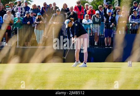 Gullane, Schottland, Großbritannien. 5.. August 2022. Zweite Runde der AIG Women’s Open Golf Championship in Muirfield in East Lothian. Bild; Hinako Shibuno fährt an der 16.-Loch-Bohrung. Iain Masterton/Alamy Live News Stockfoto