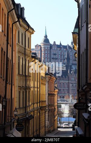 Eine vertikale Aufnahme einer schmalen Straße zwischen alten Gebäuden in Stockholm, Schweden Stockfoto