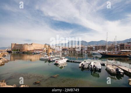 Malerische Aussicht auf den alten Hafen von Kyrenia, Zypern, mit der mittelalterlichen Burg im Hintergrund Stockfoto