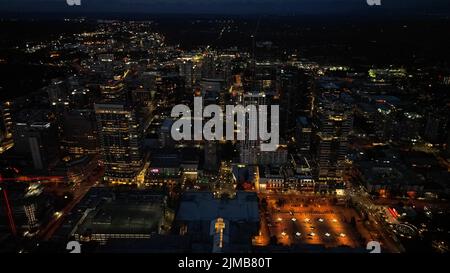 Eine Drohnenaufnahme aus der Luft des Stadtbildes von Bellevue, Washington, bei Nacht Stockfoto
