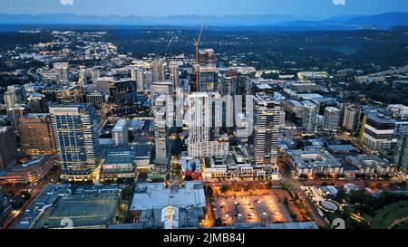 Eine Drohnenaufnahme des Stadtbildes von Bellevue, Washington, am Abend Stockfoto