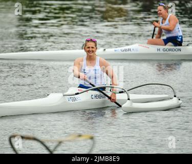 Dartmouth, Kanada. 5.. August 2022. Die britische Charlotte Henshaw ist auf dem Weg zur Bootskontrolle, nachdem sie bei der Paracanoe-Weltmeisterschaft VL3 200m Gold gewonnen hat. Henshaw beendete das Ziel in einer Zeit von 59,58 über einer Sekunde vor ihrem Landsmann. Ihr Landsmann Hope Gordon nimmt Silber. Die ICF Kanurennsport- und Paracanoe-Weltmeisterschaft 2022 findet am Lake Banook in Dartmouth (Halifax) statt. Kredit: Meanderingemu/Alamy Live Nachrichten Stockfoto