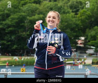 Dartmouth, Kanada. 5.. August 2022. Bei der Medaillenübergabe erhält die britische Charlotte Henshaw nach dem Gewinn der Paracanoe-Weltmeisterschaft VL3 200m von Bruni Surin ihre Goldmedaille. Henshaw beendete das Ziel in einer Zeit von 59,58 über einer Sekunde vor ihrem Landsmann. Ihr Landsmann Hope Gordon holt Silber und die Brasilianerin Mari Santilli Bronze. Die ICF Kanurennsport- und Paracanoe-Weltmeisterschaft 2022 findet am Lake Banook in Dartmouth (Halifax) statt. Kredit: Meanderingemu/Alamy Live Nachrichten Stockfoto