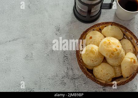 Korb mit Käsebrot, oder 'pao de queijo, mit Kaffee itens, auf Stein-Tisch Stockfoto